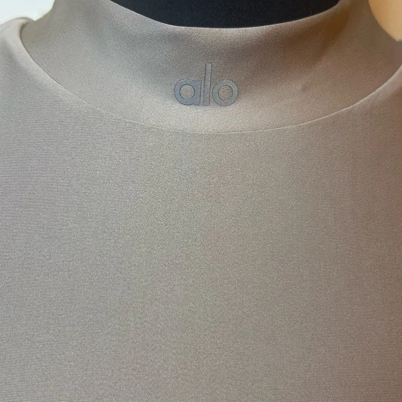 ALO Yoga Women's Taupe Sleeveless Crop Top
Workout gear - Picture 2 of 9